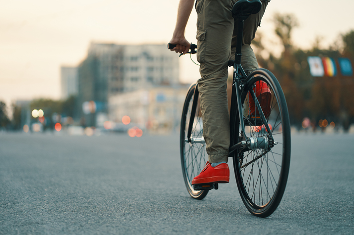 ¿Tengo que bajarme de la bicicleta para cruzar un paso de cebra si soy ciclista?